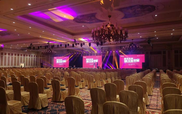 適合大型會議活動暖場時播放的背景音樂有哪些？